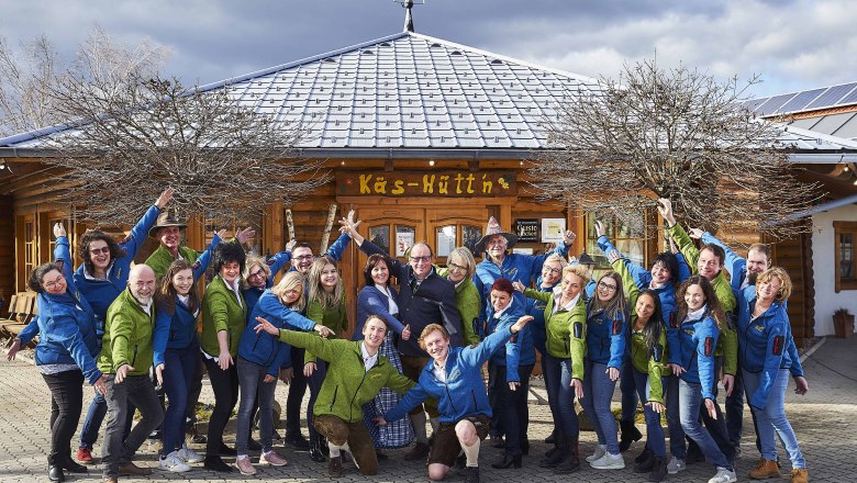 Family with employees of the Stix cheese hut, &copy; K&auml;seh&uuml;tte Stix