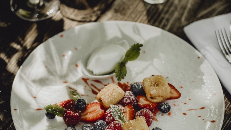 Gebackener Topfen mit marinierte Beeren & Joghurteis, &copy; Nieder&ouml;sterreich Werbung/Sophie Menegaldo