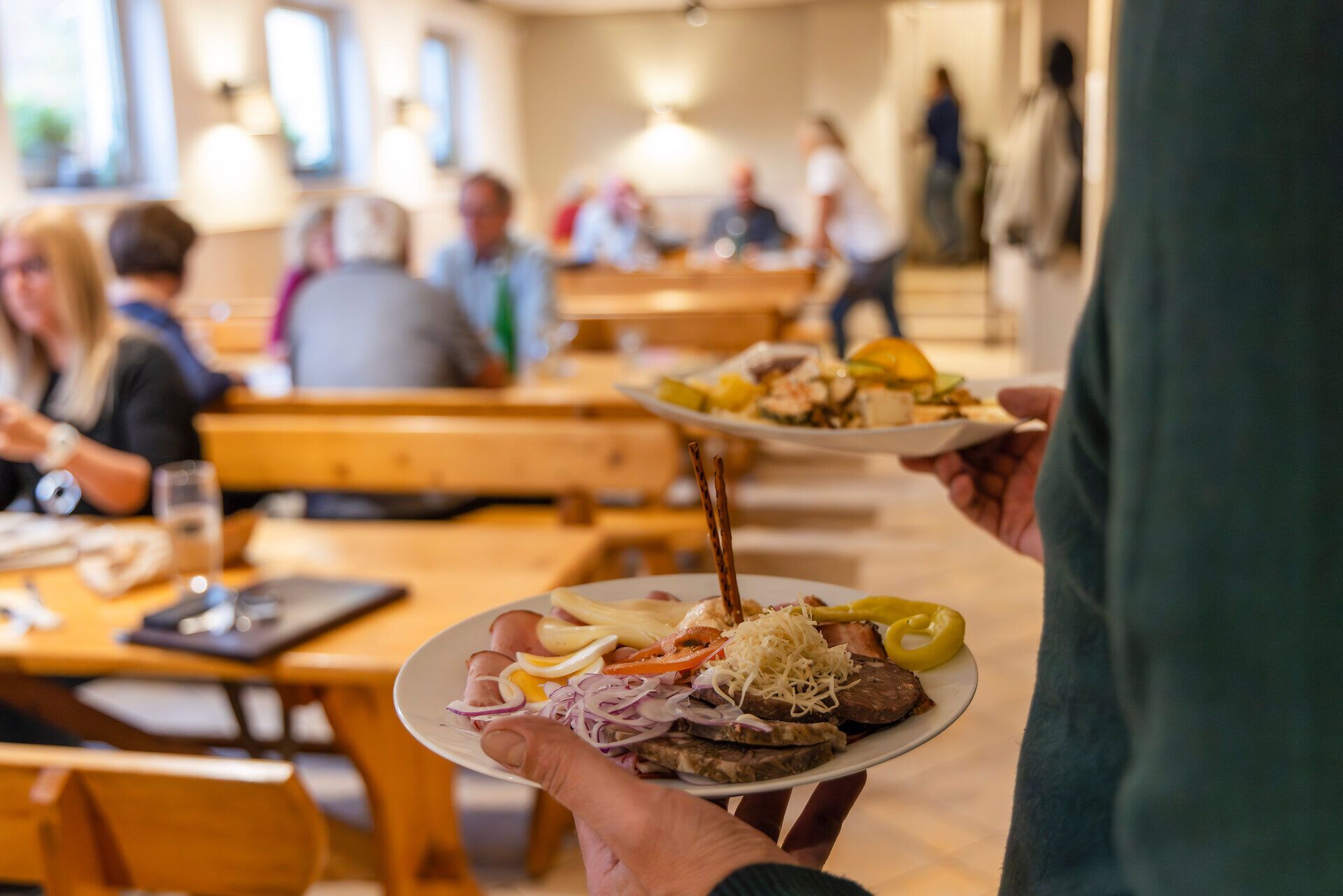 Pri stole Heurigen sa podávajú taniere s mäsom. 