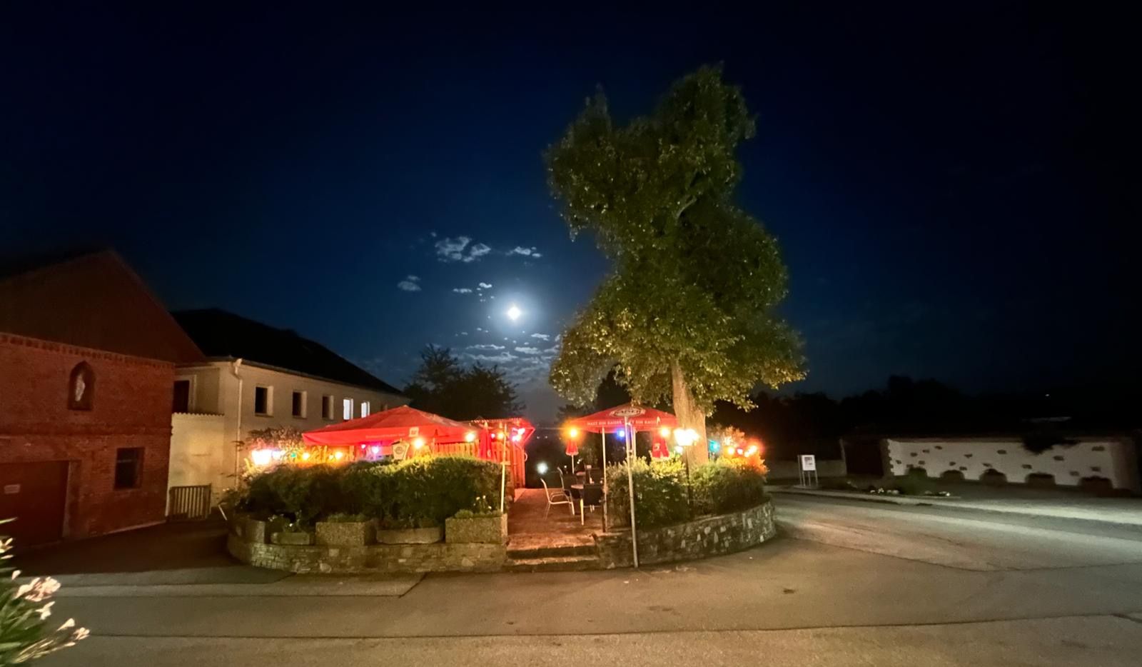Večerná atmosféra v letnej terase hostinca Zatl