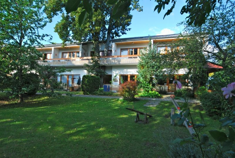 Bytový hotel Witzmann so záhradou a stromami.