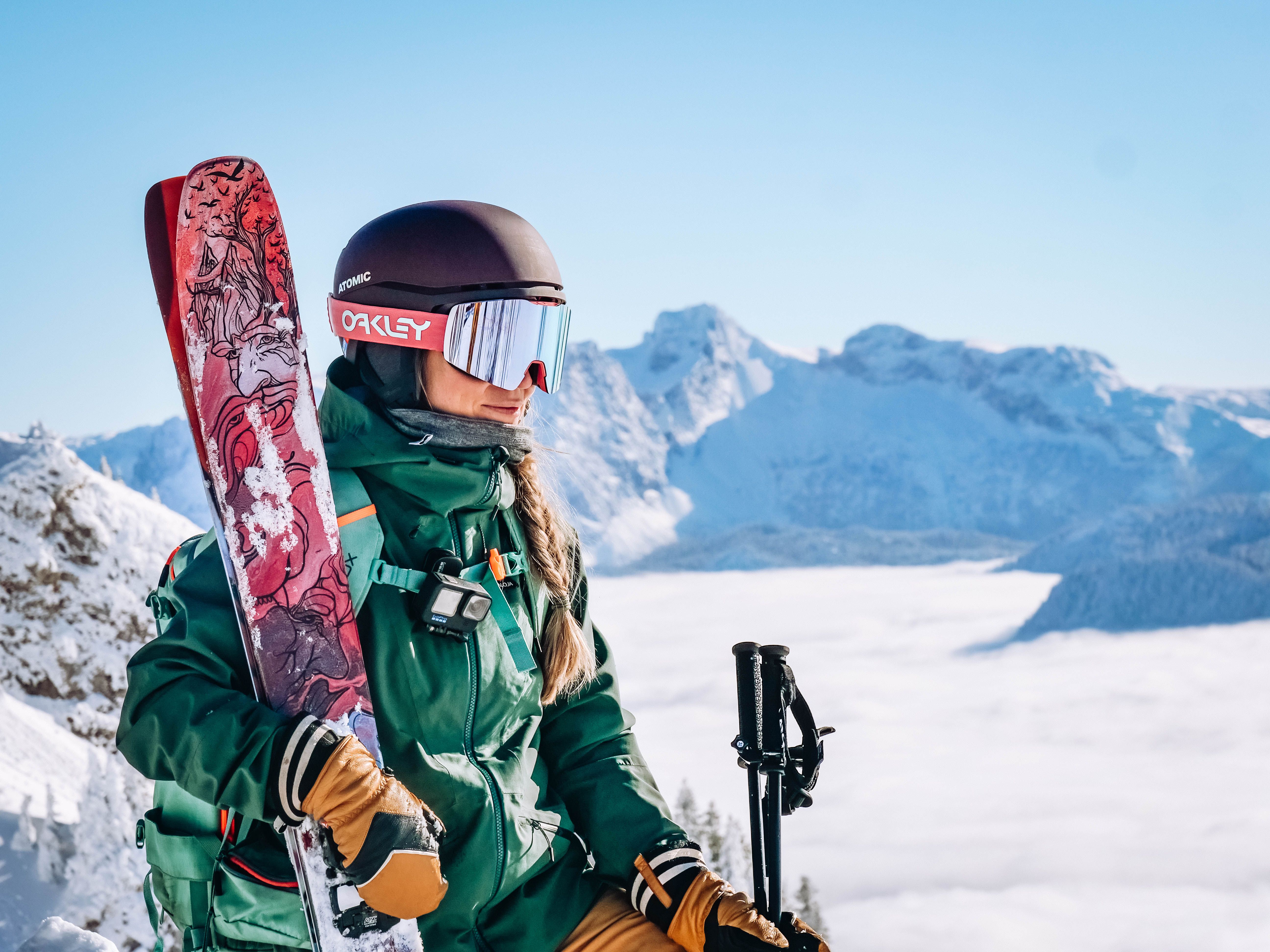 Die strahlende Wintersonne glitzert auf dem frischen Schnee, während eine Skifahrerin elegant die Piste hinuntergleitet. Umgeben von den majestätischen Ybbstaler Alpen, vermittelt die Szene ein Gefühl von Freiheit und Abenteuer. Hier wird der Winter zum Erlebnis für alle, die die verschneiten Berge lieben.