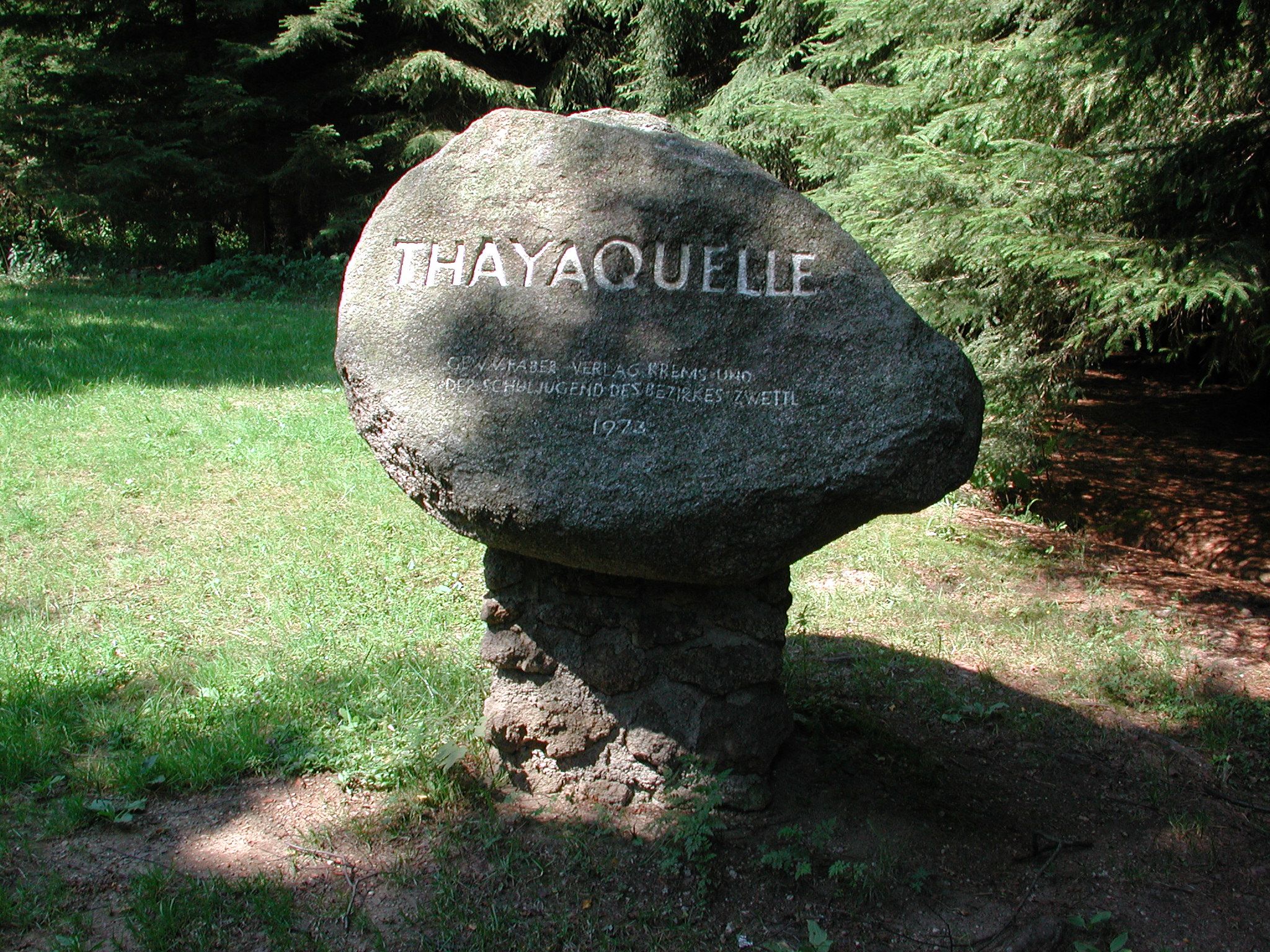 Pamätný kameň s nápisom "Thayaquelle" v lese.
