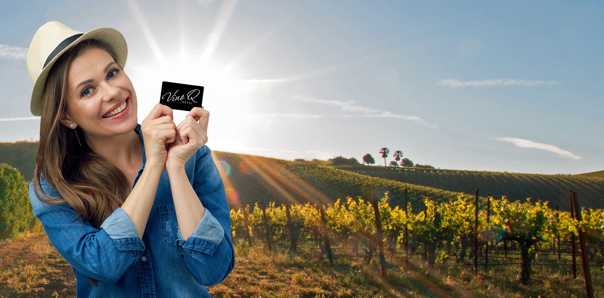 Žena s klobúkom drží Mapu pred slnečnou vinicou.
