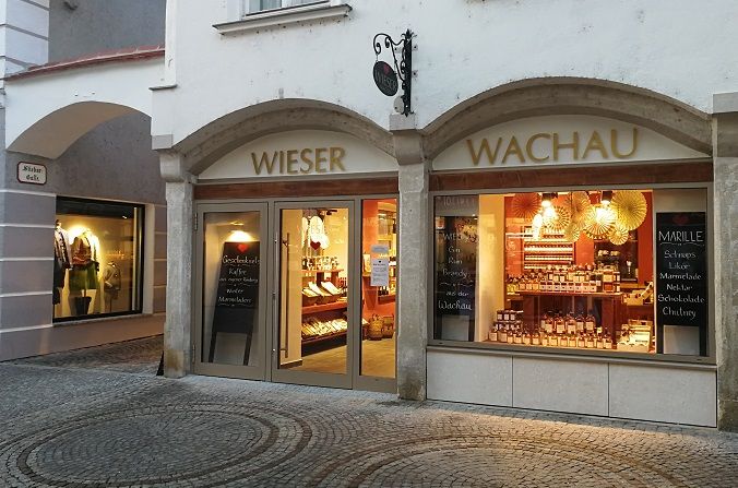 Pohľad zvonku na obchod s nápisom "Wieser Wachau".