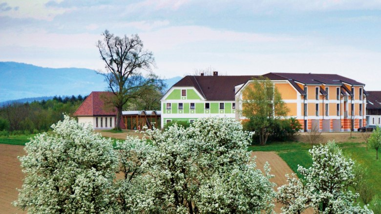 To the pear tree blossom, &copy; Mostlandhof