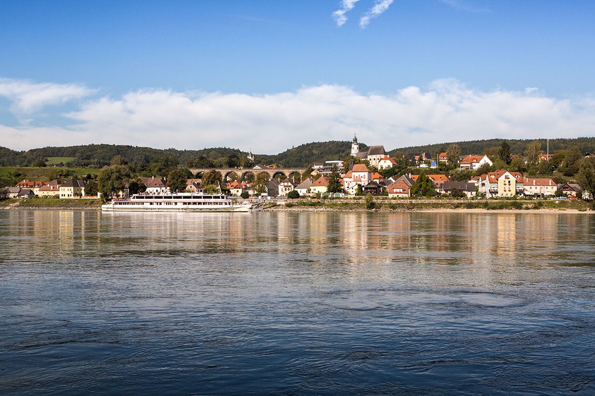 Panoráma obce Emmersdorf an der Donau s loďou na rieke.
