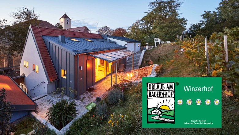 Weinviertler Kellerstöckl, © Andreas Hofer Moderná pivnica vo Weinvierteli za súmraku, obklopená viničom a záhradou. Nápis "Dovolenka na farme".