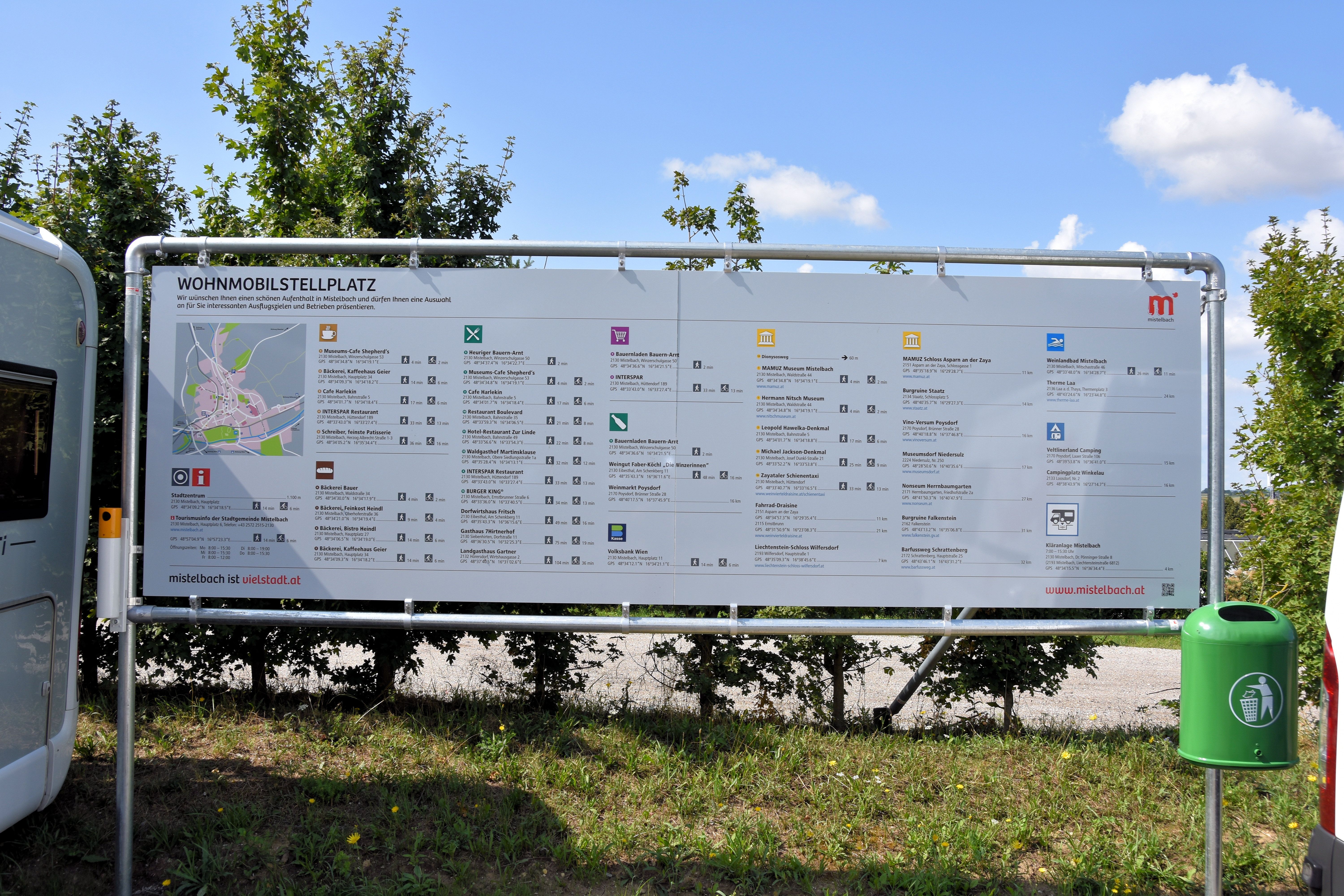 Informačná tabuľa s mapou a textom na mieste pre karavany v Mistelbachu.