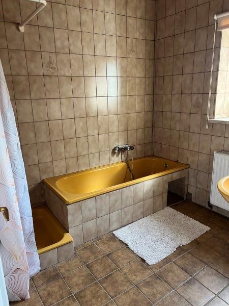 Kúpeľňa s vaňou a sprchovacím kútom