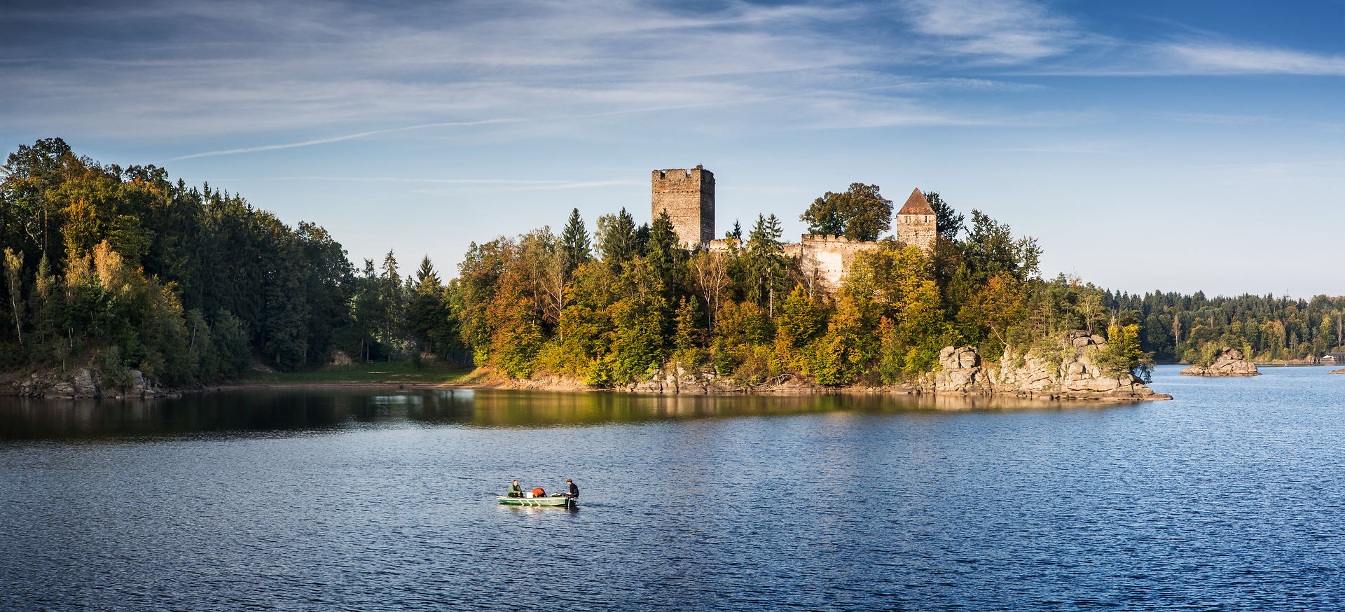 Der glitzernde Kampsee lädt zu unvergesslichen Momenten inmitten einer malerischen Landschaft ein. Umgeben von sanften Hügeln und üppigem Grün, bietet dieser Ort eine perfekte Kulisse für entspannte Bootsfahrten und erholsame Tage in der Natur.