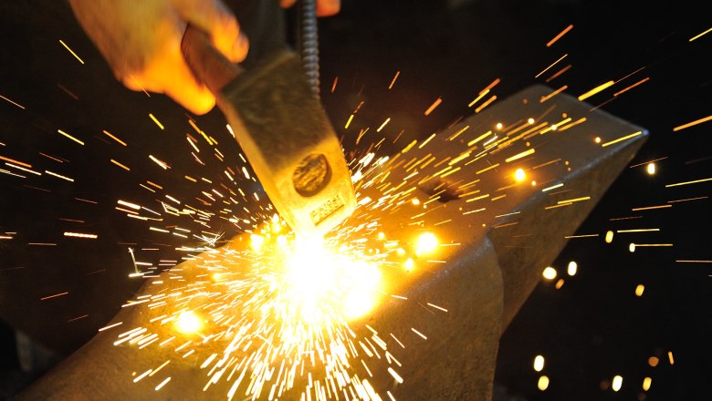 Working in the hammer mill, © Gregor Semrad
