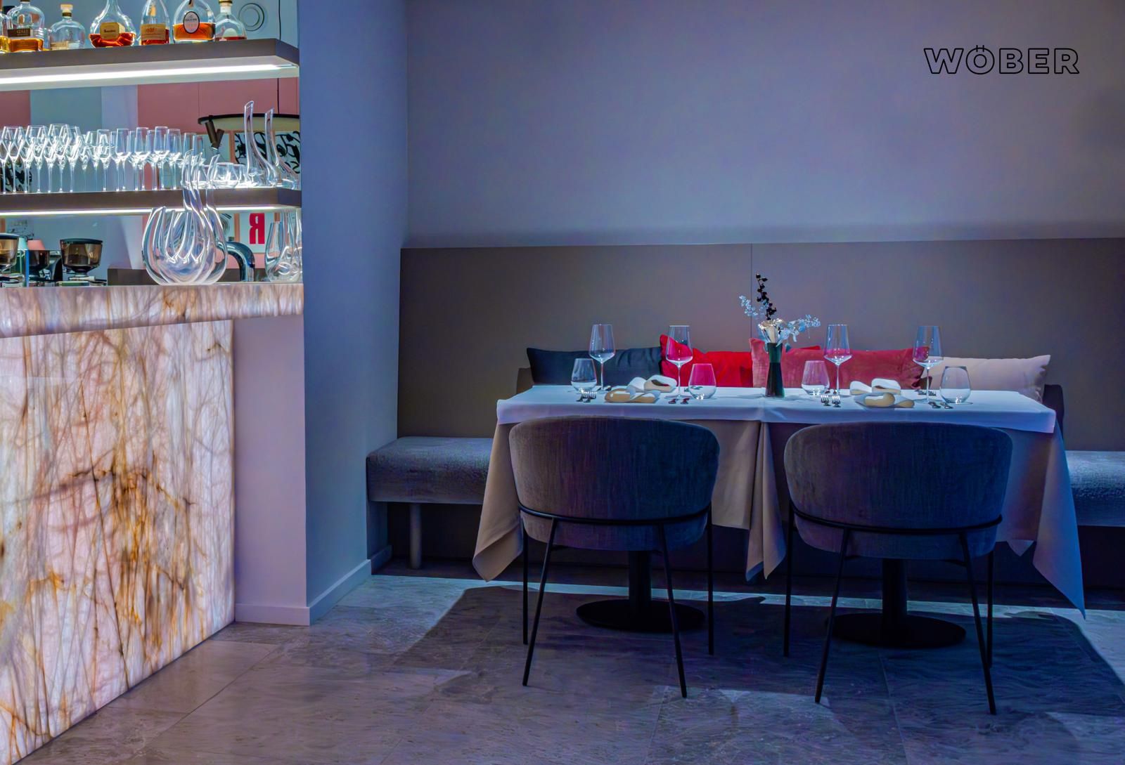 Reštaurácia vnútri nastaviť stôl 