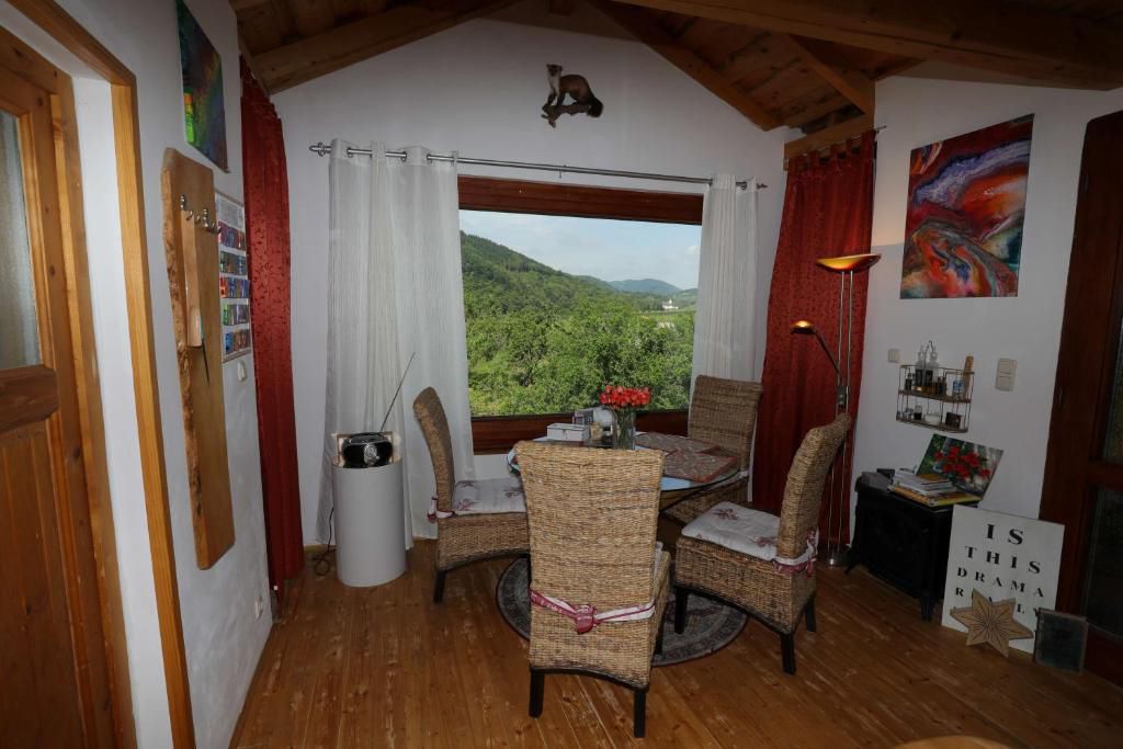 Stoličky so stolom pred oknom