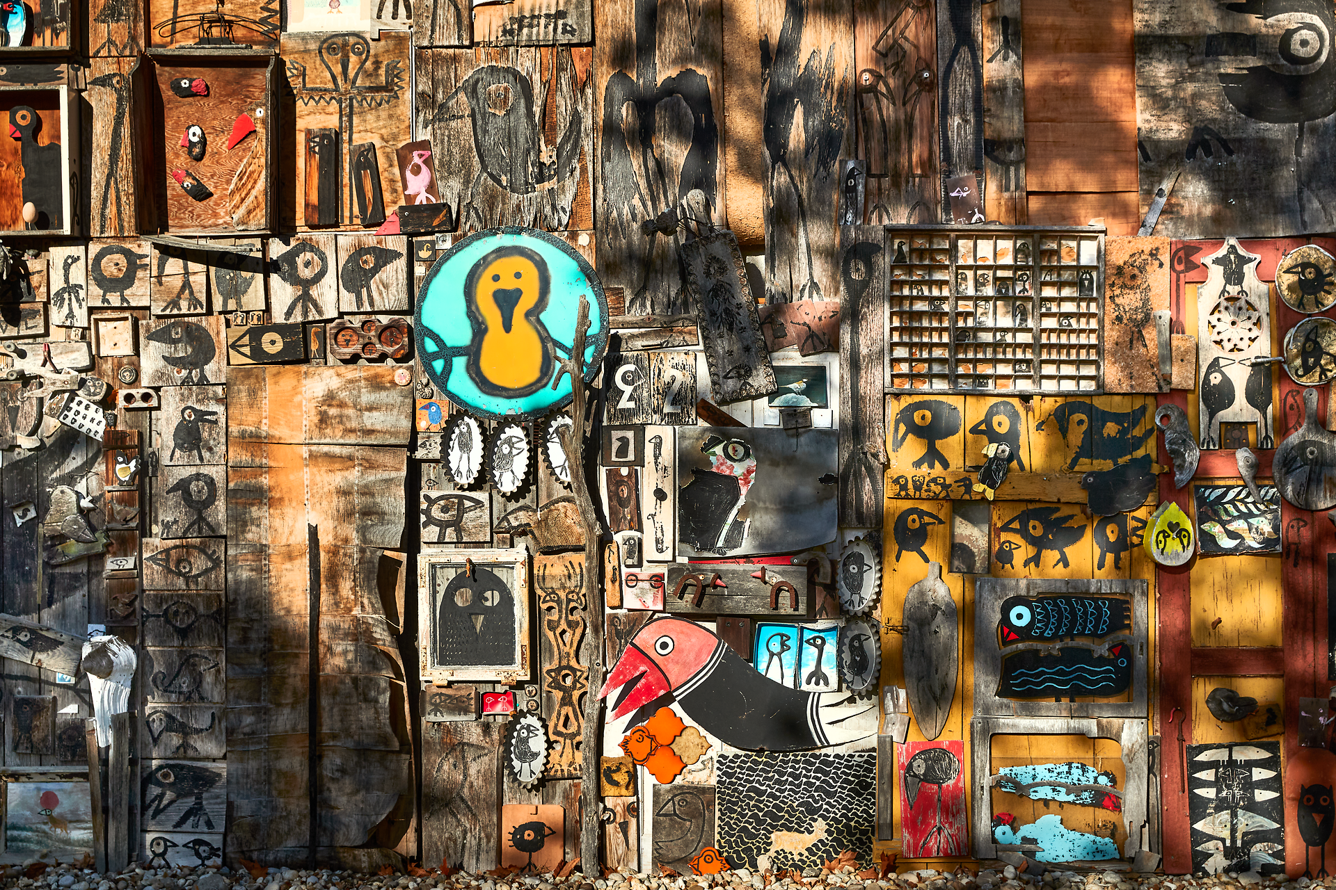 Ein faszinierendes Kaleidoskop aus Farben und Formen entfaltet sich an der Wand, wo kreative Ausdrucksformen in harmonischer Vielfalt zusammentreffen. Die lebendige Kunstszene lädt dazu ein, die Grenzen der Vorstellungskraft zu erkunden und die Seele der Künstler zu spüren. Hier wird die Magie der Kreativität lebendig und zieht Besucher in ihren Bann.