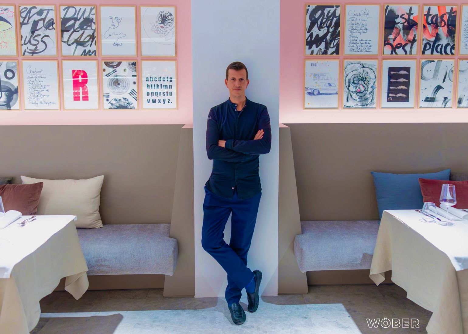 Majiteľ pred stenou v reštaurácii 