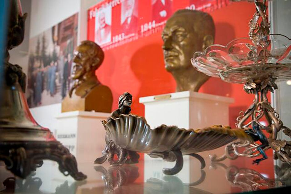 Exponáty v Krupp Stadt Museum Berndorf vrátane búst a dekoratívnych predmetov.