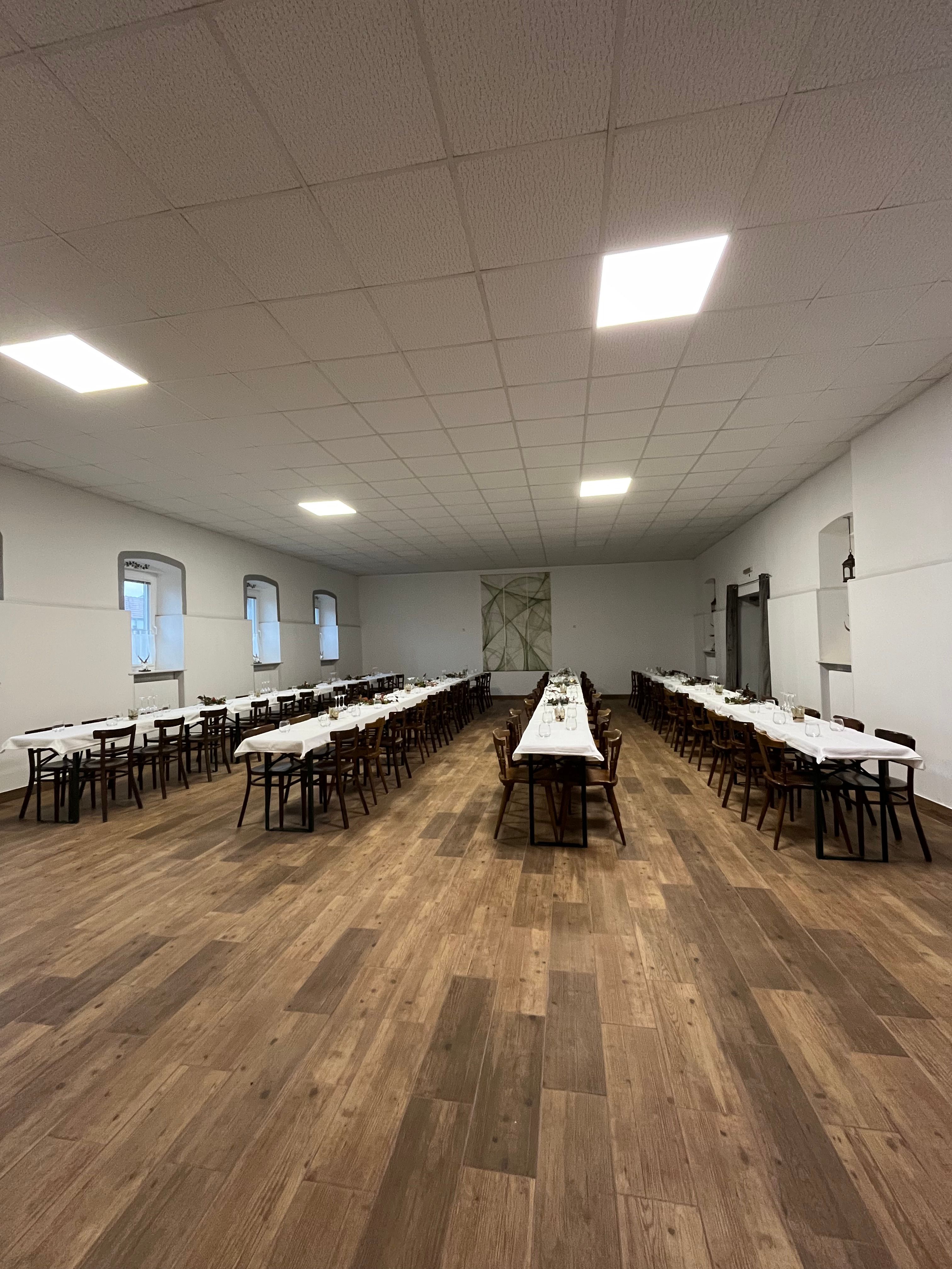Stixer Hof, Stixneusiedl, veľká hala so stolmi a kreslami