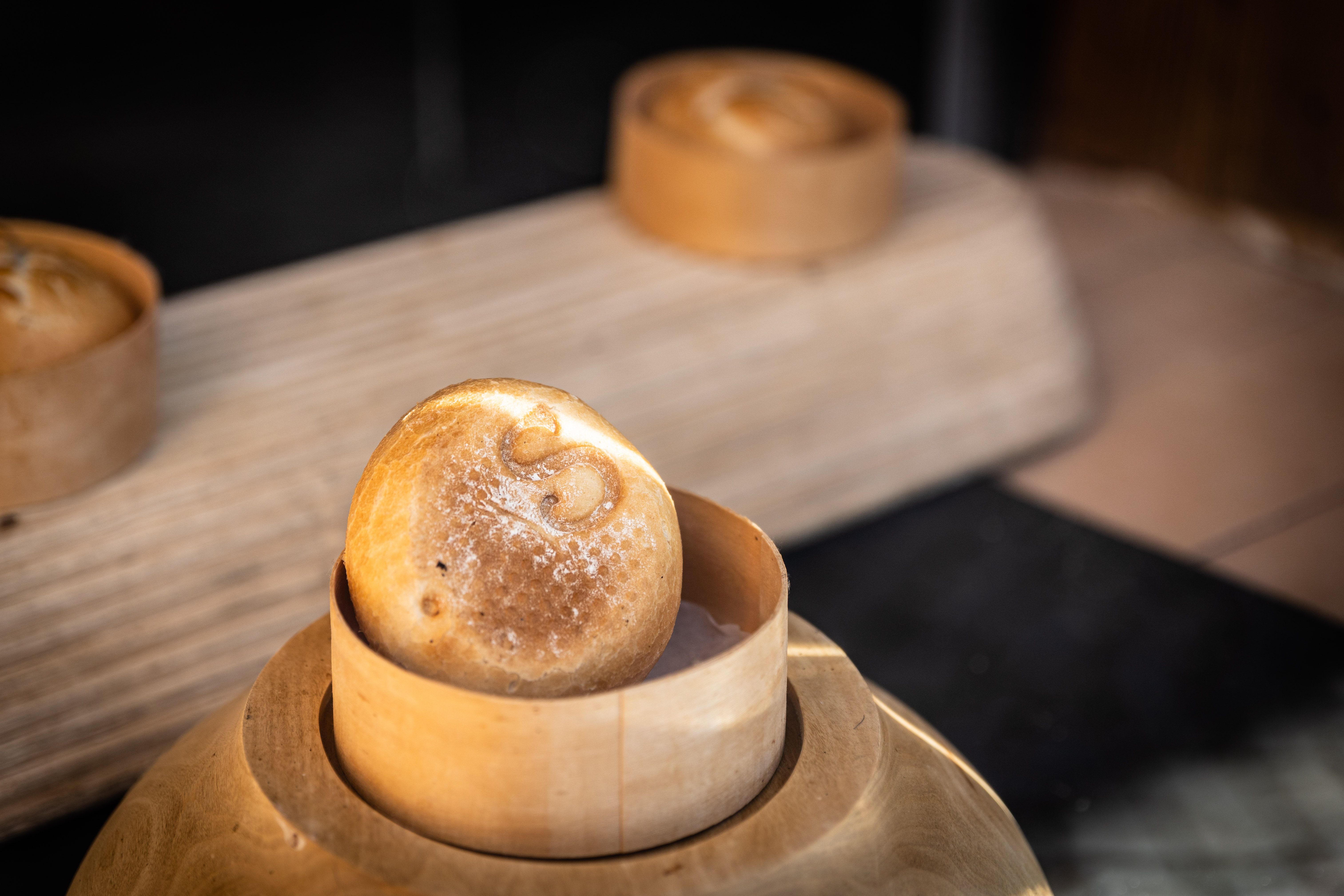 Majster pekár formuje cesto v pekárni.