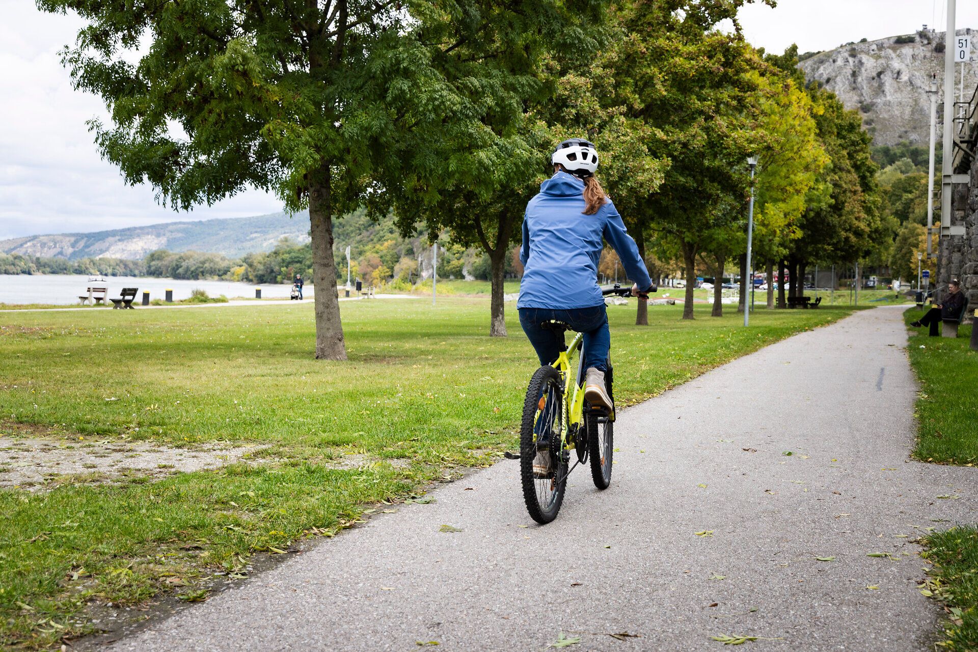 Žena jazdí na bicykli po Dunajskej cyklotrase neďaleko Hainburgu.
