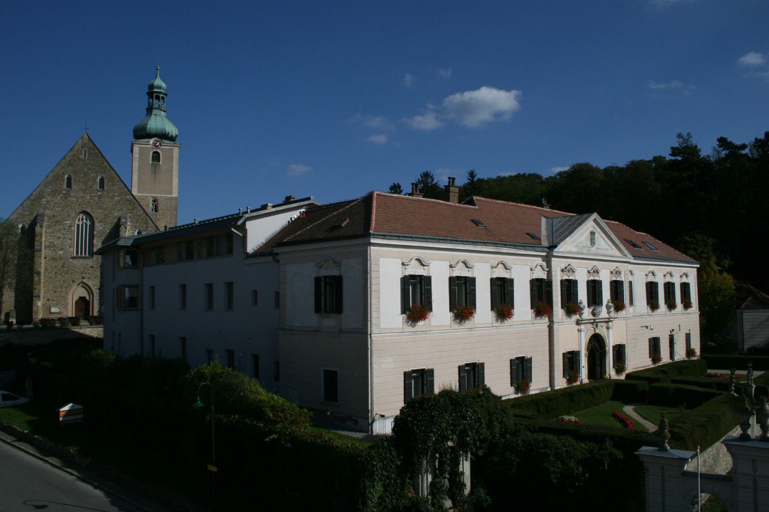 Vzdelávacie centrum Schloss Großrußbach s kostolom v pozadí.