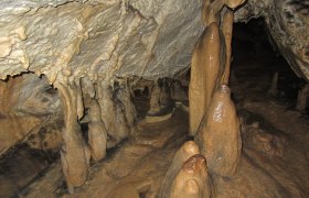 V jaskyni m&ocirc;žete vidieť stalagmity a stalaktity, &copy; Melanie Karas