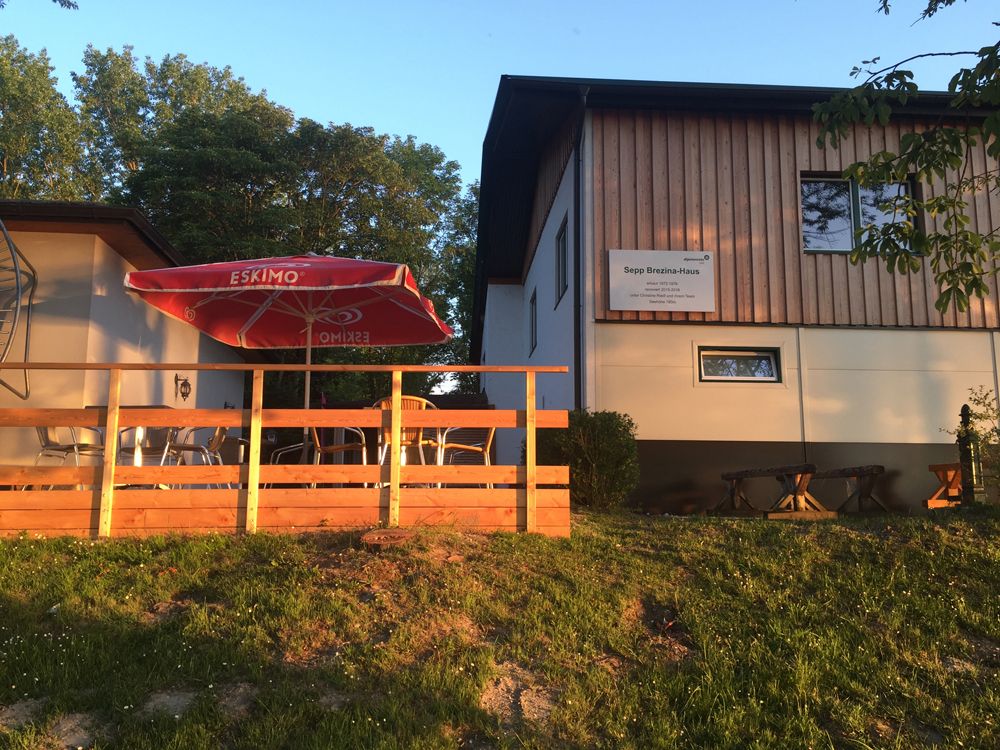 Západ slnka na slnečnej terase so slnečníkom 