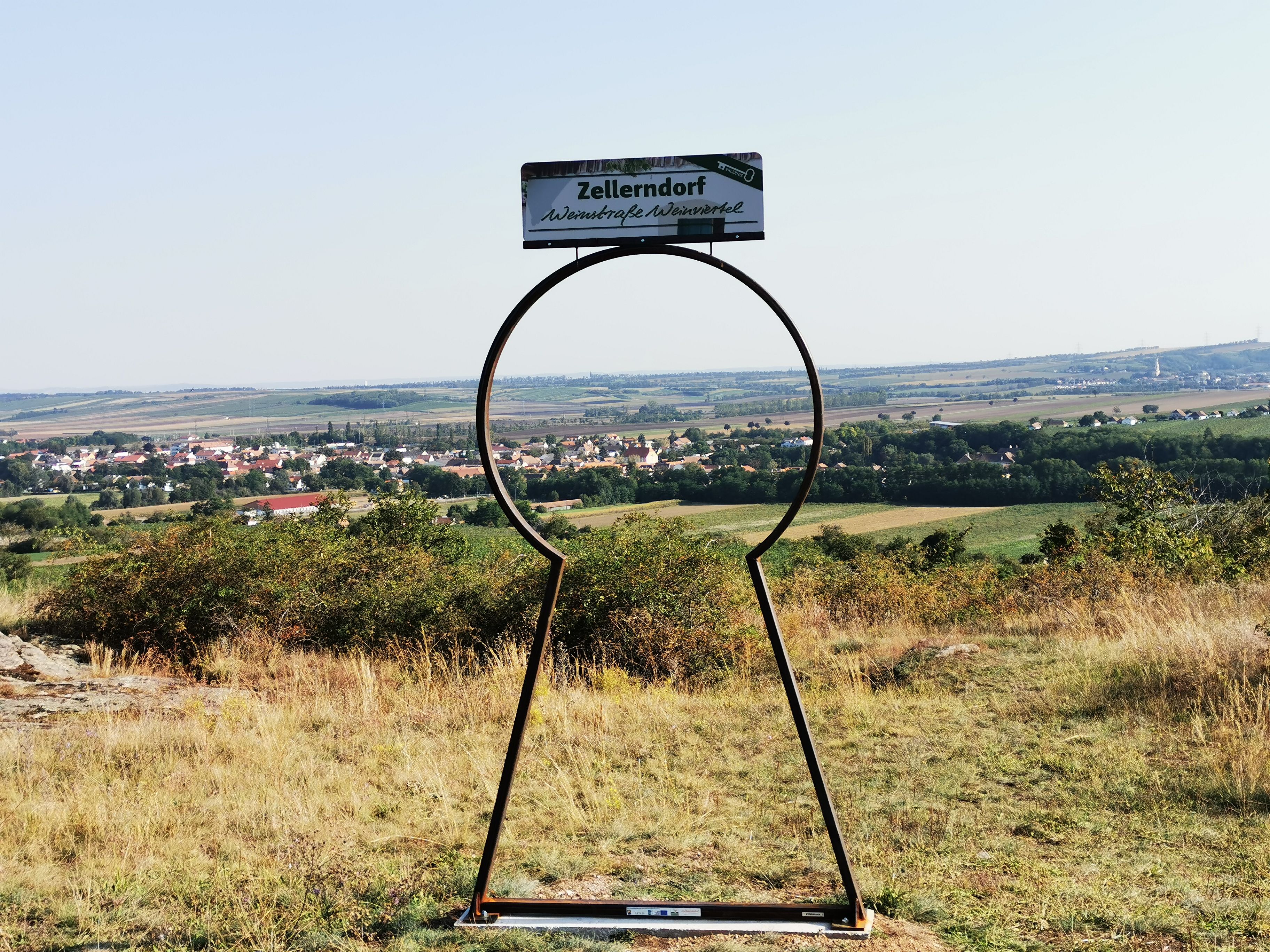 Pohľad na Zellerndorf cez kovovú plastiku v tvare kľúča.