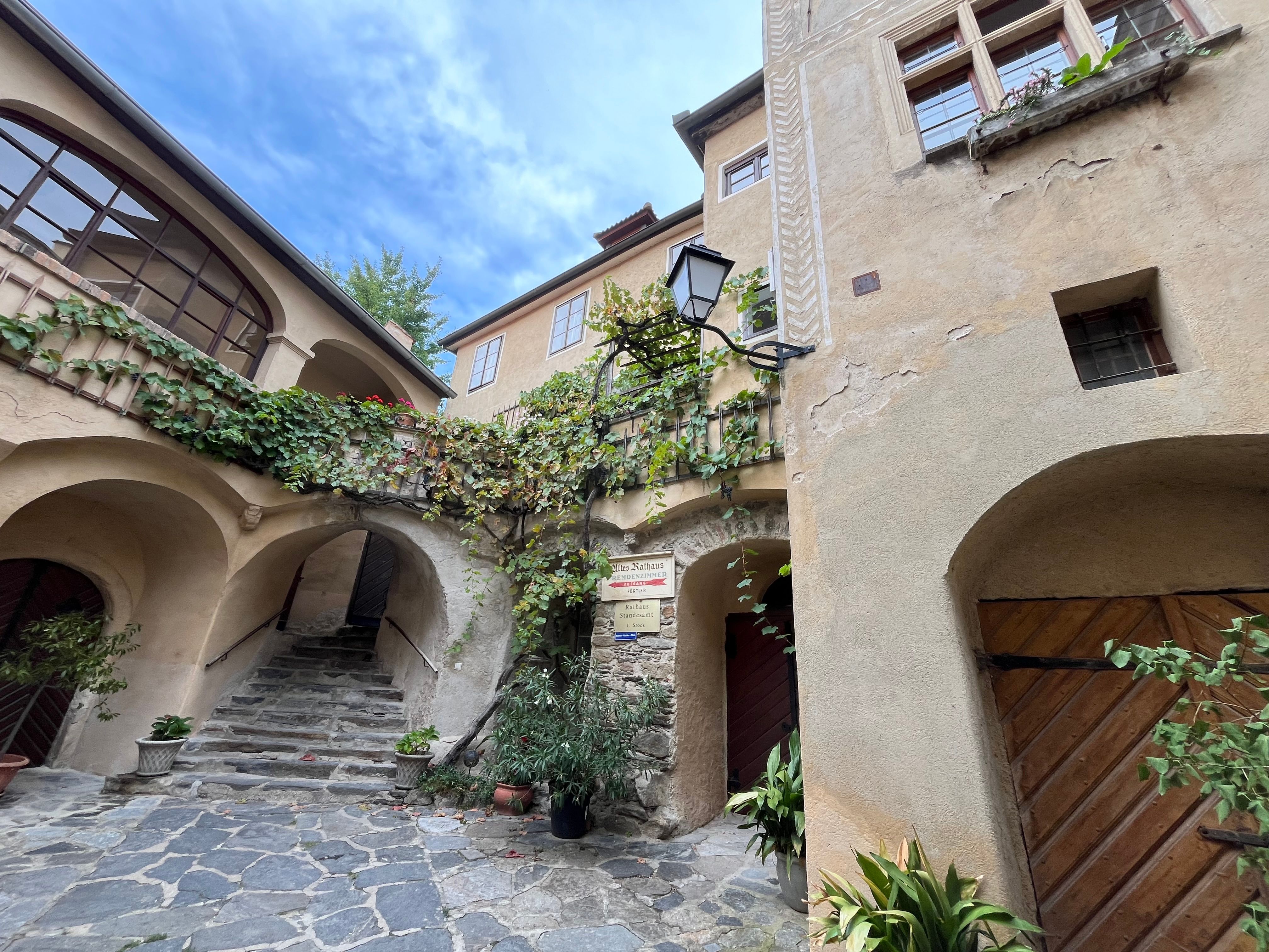 Historická budova s arkádami a rastlinami v Dürnsteine.