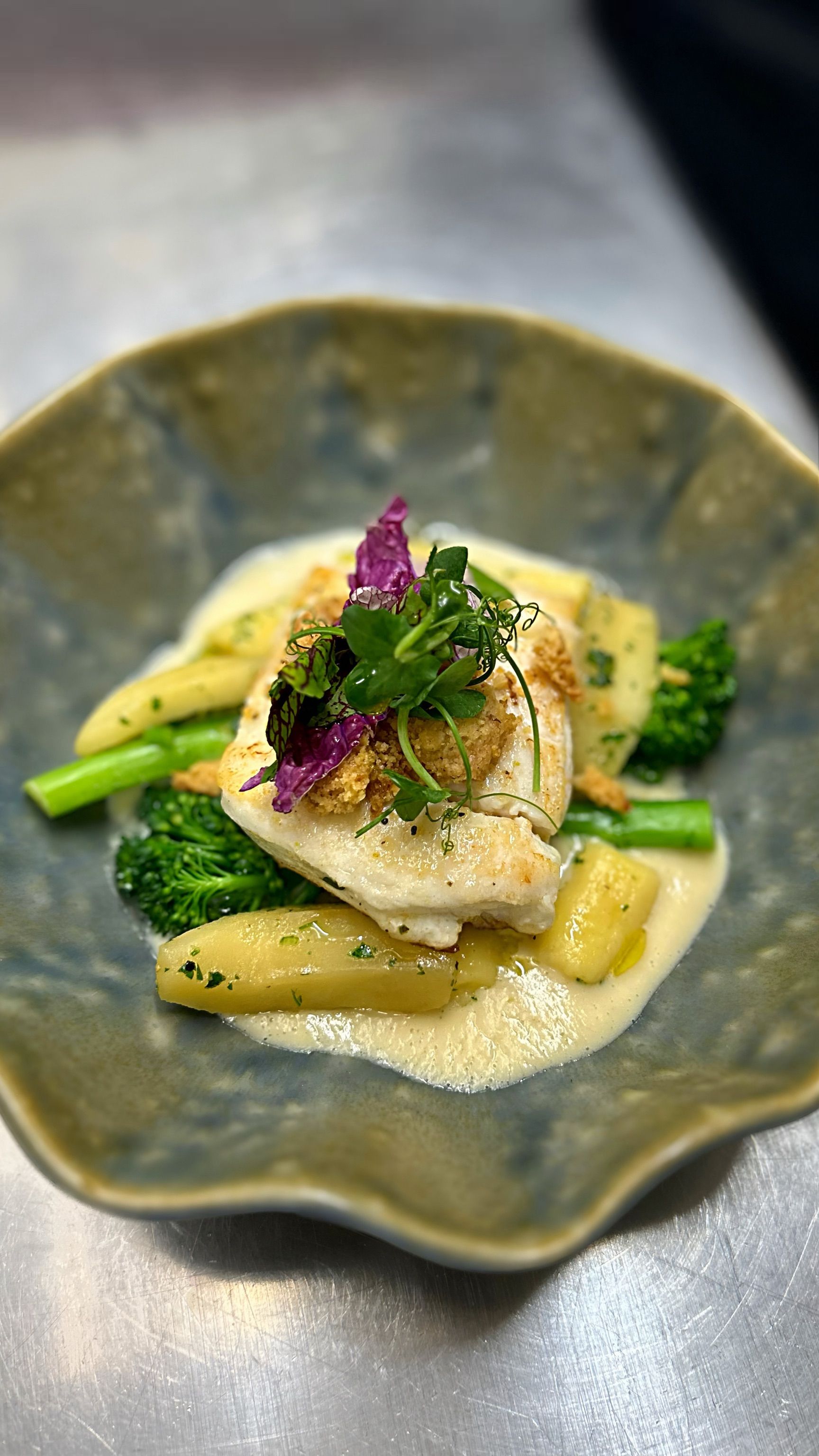 Halibut s haluškami, dusenými jablkami a orechovou omrvinkou na zelerovom beurre blanc