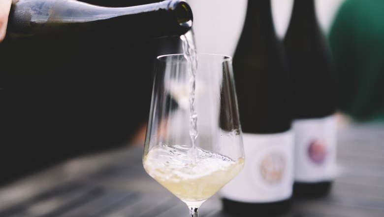 Pouring wine, &copy; Nieder&ouml;sterreich Werbung / Mara Hohla