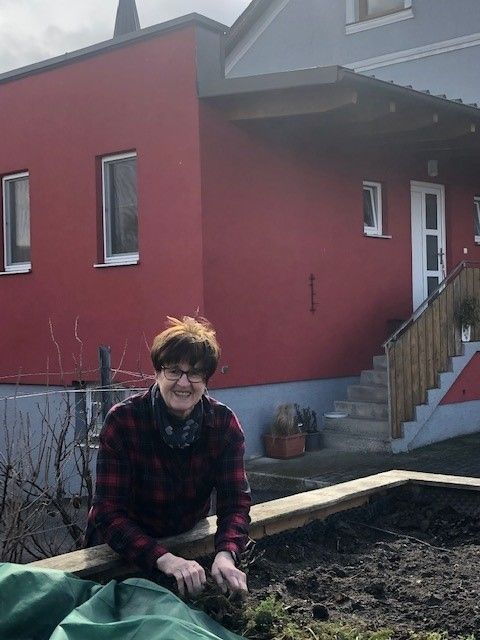Emma Böhmová pri práci v záhrade, prázdninový byt Böhmer