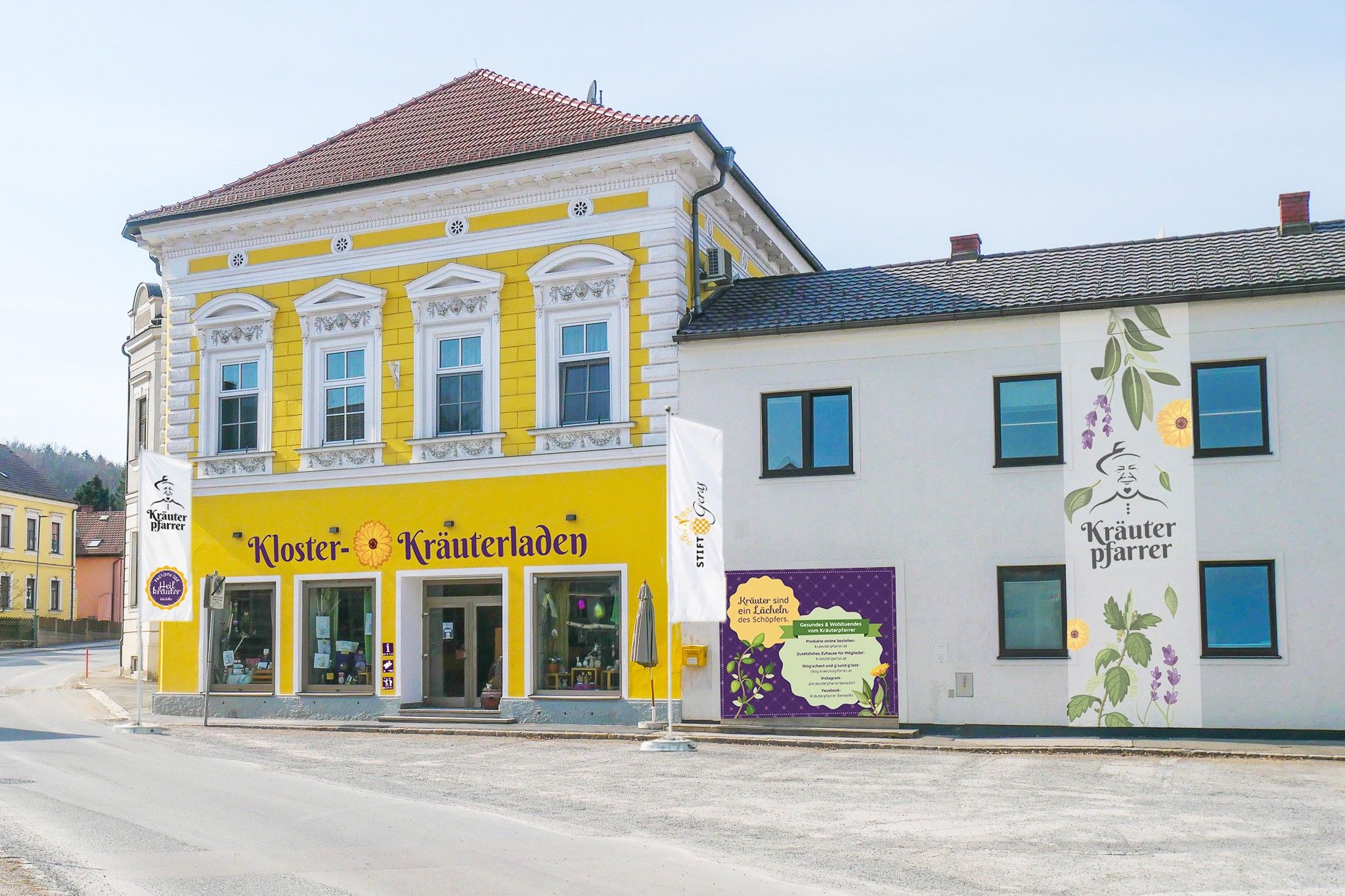 Exteriérový pohľad na centrum Kräuterpfarrer so žltým kláštorným obchodom s bylinkami a ozdobnou fasádou.