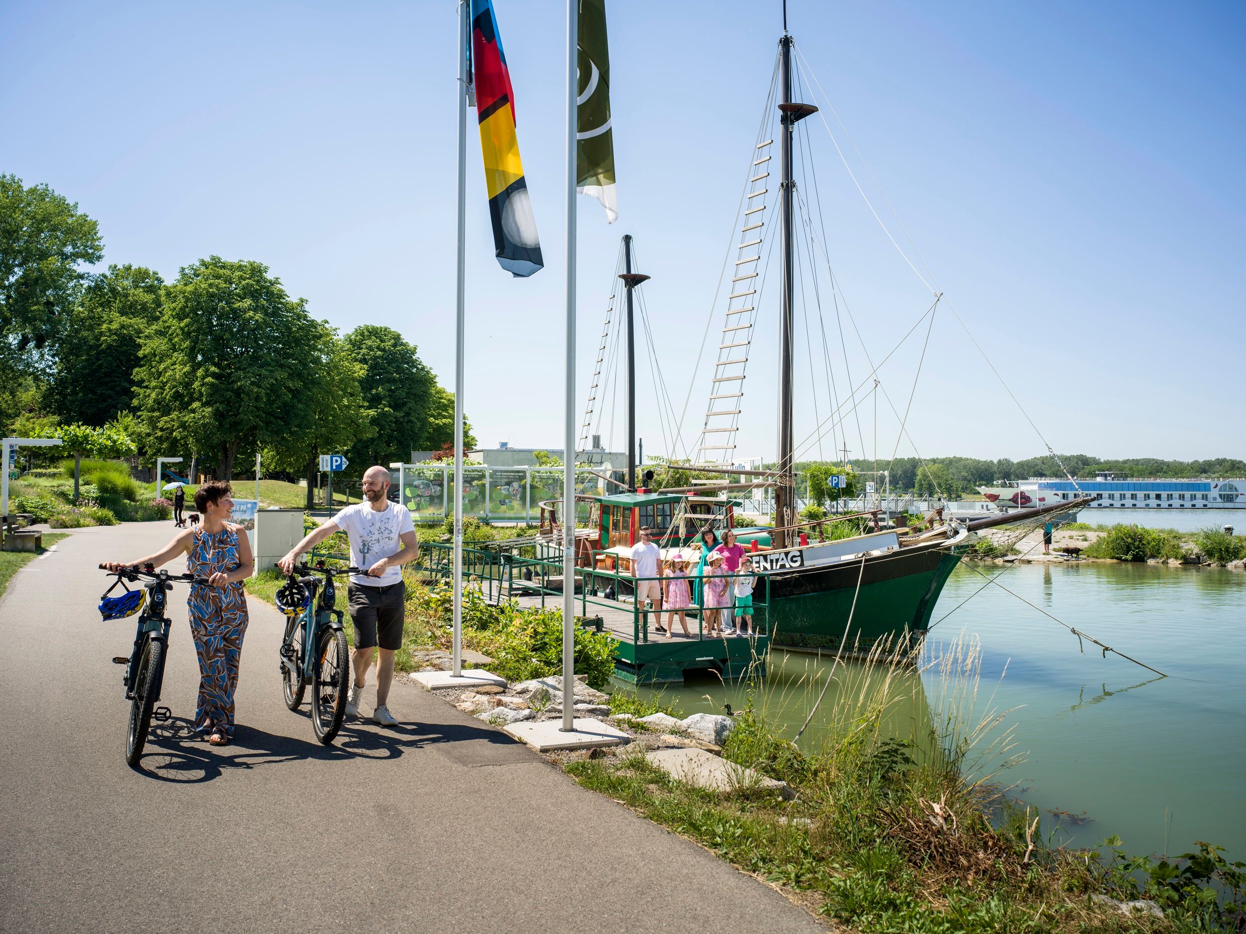 zwei Radfahrer am Donauradweg vor dem Hundertwasserschiff
