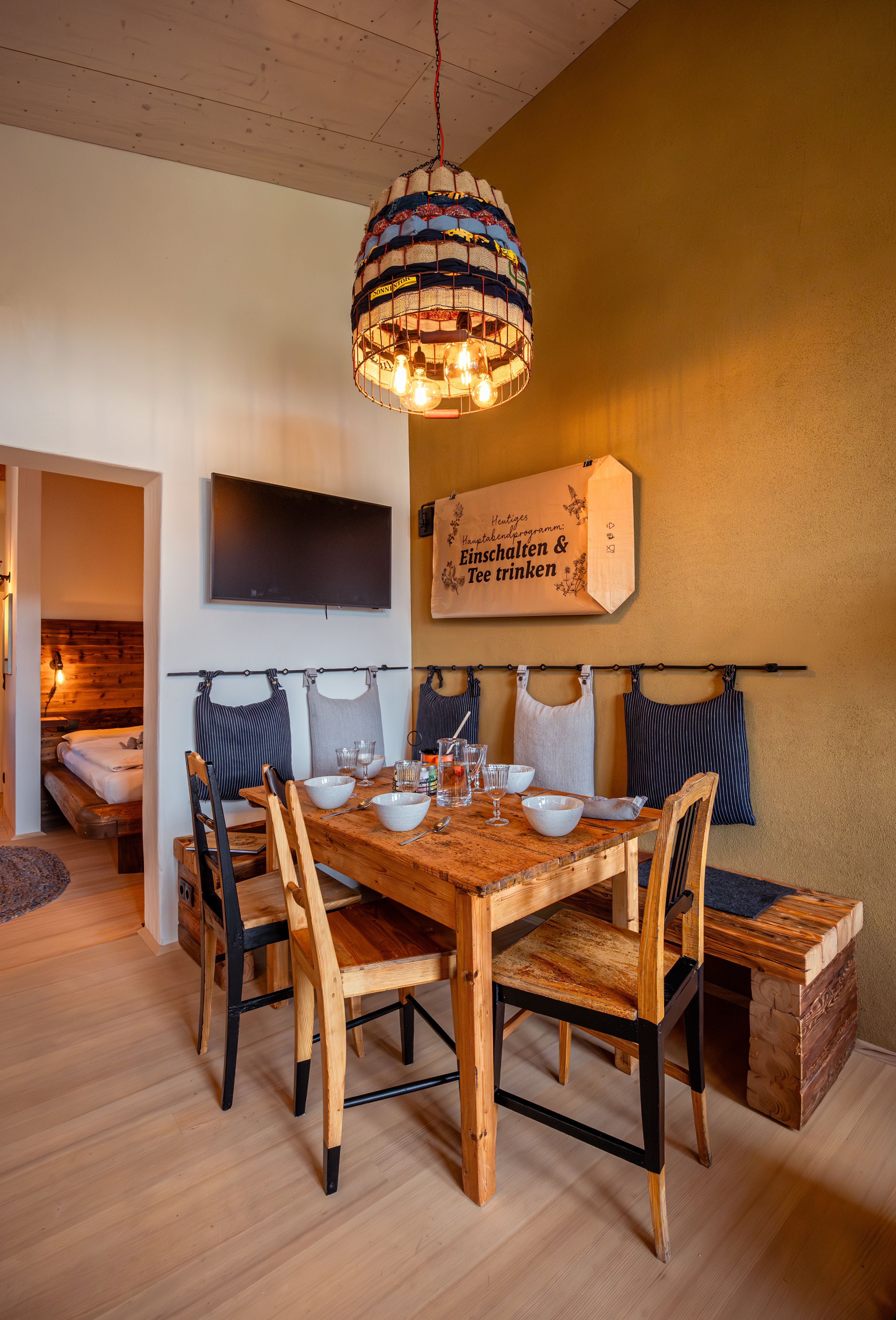 Vnútorný dvor s dláždenou cestou, rastlinami a modernými budovami pod modrou oblohou.