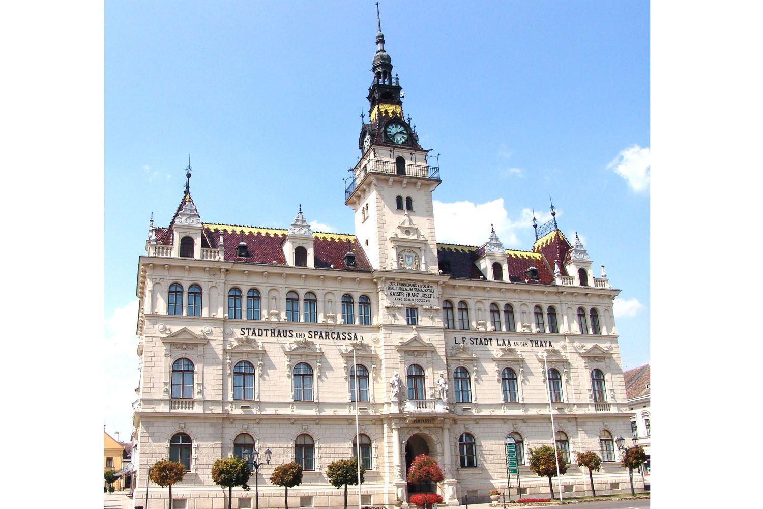 Historická radnica mesta Laa an der Thaya s hodinovou vežou a zdobenými fasádami.