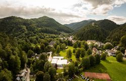 Luftaufnahme des Festspielzelt der Raimundspiele Gutenstein