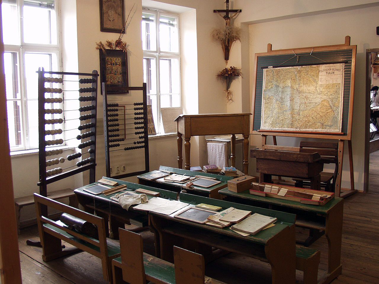 Historická trieda s počítadlom, mapou a starými školskými lavicami.