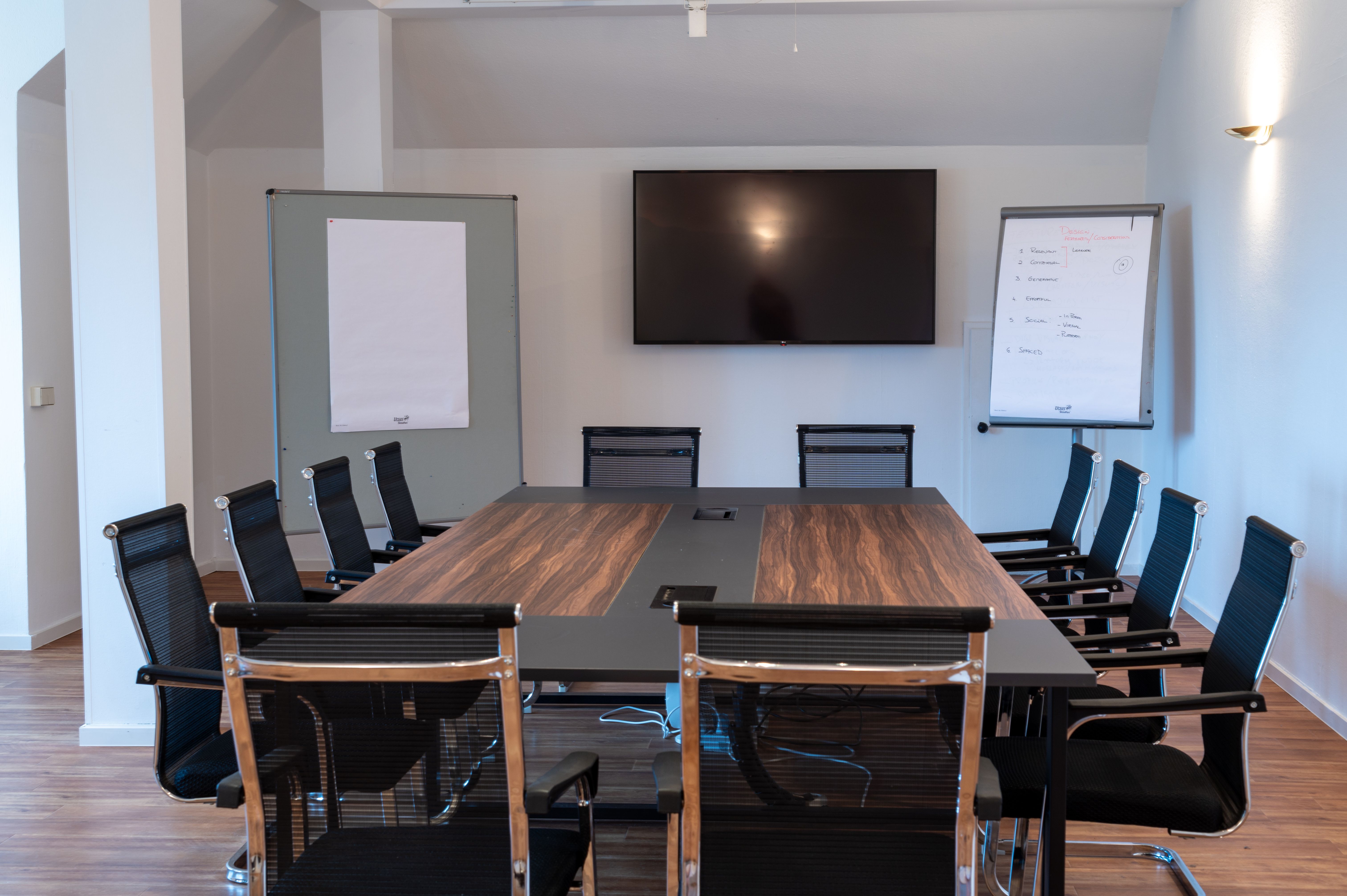 Seminárna miestnosť so stolom, stoličkami a obrazovkou