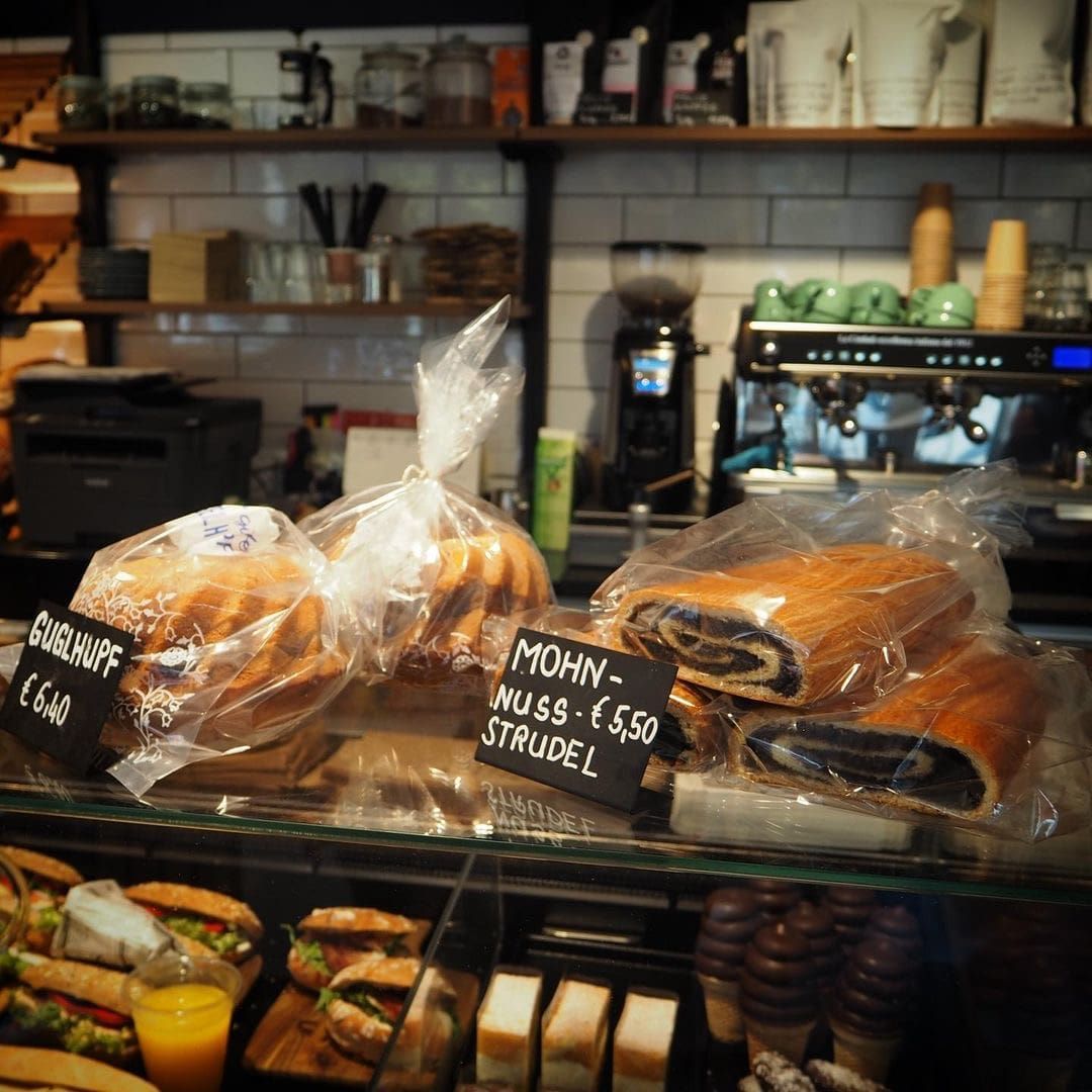 Výstava pečiva s Guglhupf a makovou a orechovou štrúdľou.