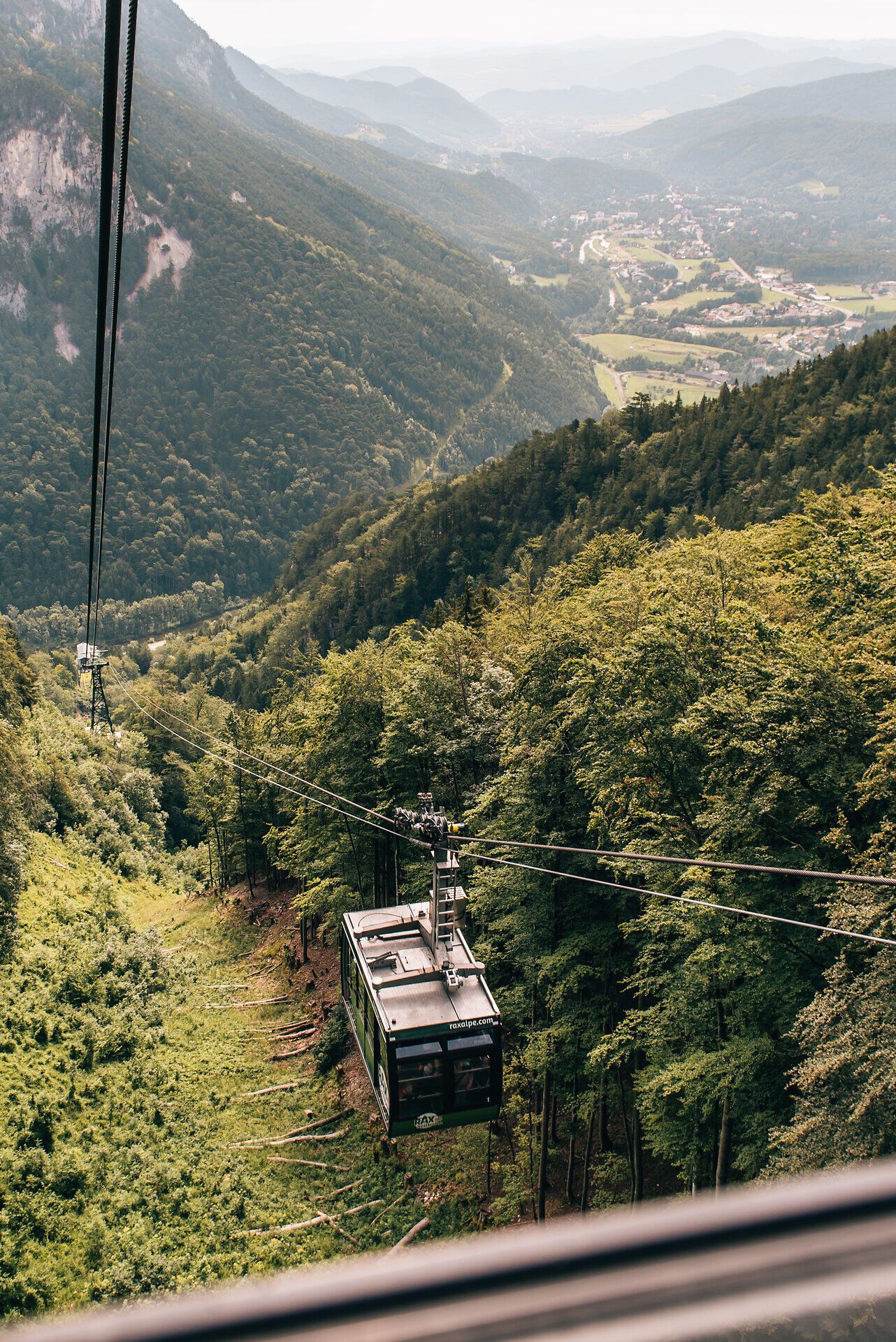 Die Raxseilbahn schwebt sanft über die üppigen Wälder und bietet atemberaubende Ausblicke auf die umliegenden Berge. Hier, wo die frische Bergluft die Sinne belebt, wird jeder Moment zum unvergesslichen Erlebnis. Ein Paradies für Wanderer und Naturliebhaber, die die Schönheit der Wiener Alpen entdecken möchten.