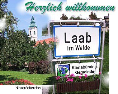 Uvítací nápis Laab im Walde s kostolom v pozadí.