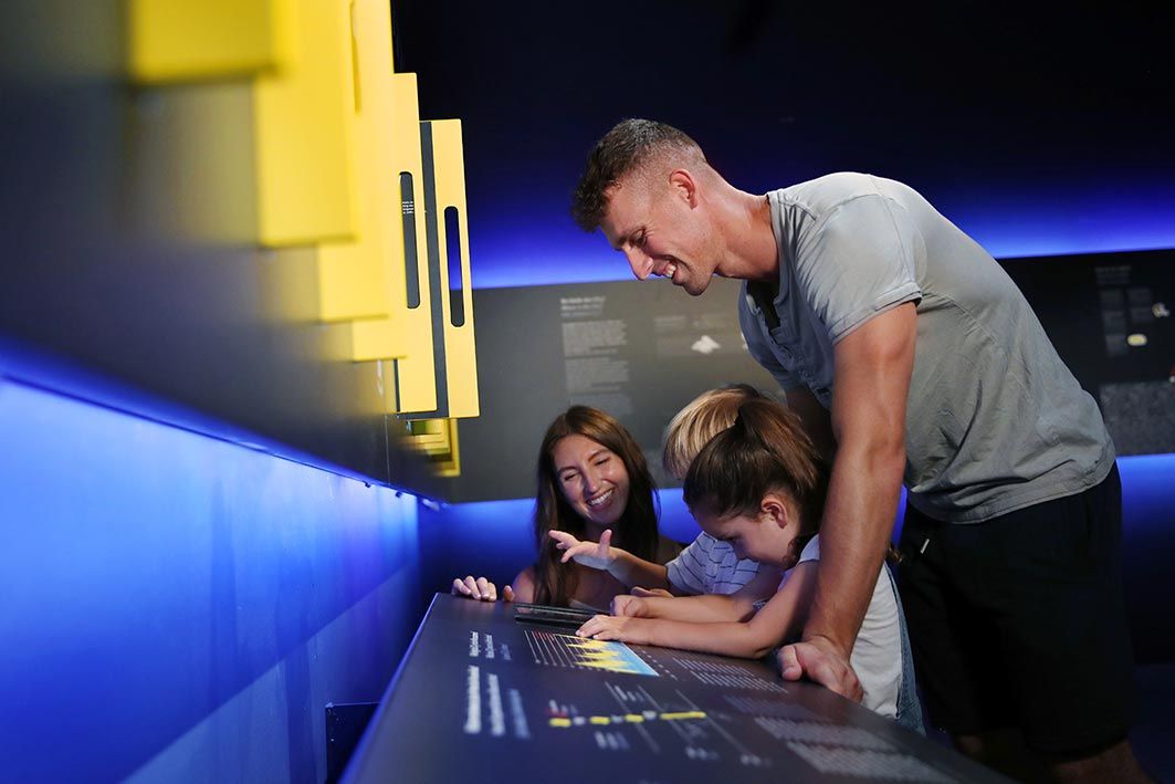 Interakcia rodiny s výstavou v múzeu.