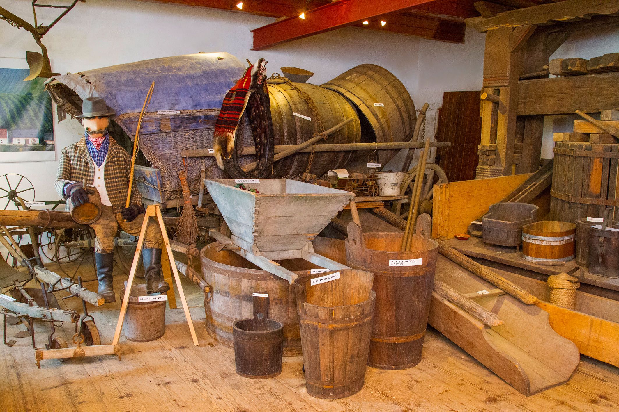 Výstava starých poľnohospodárskych zariadení a drevených sudov.