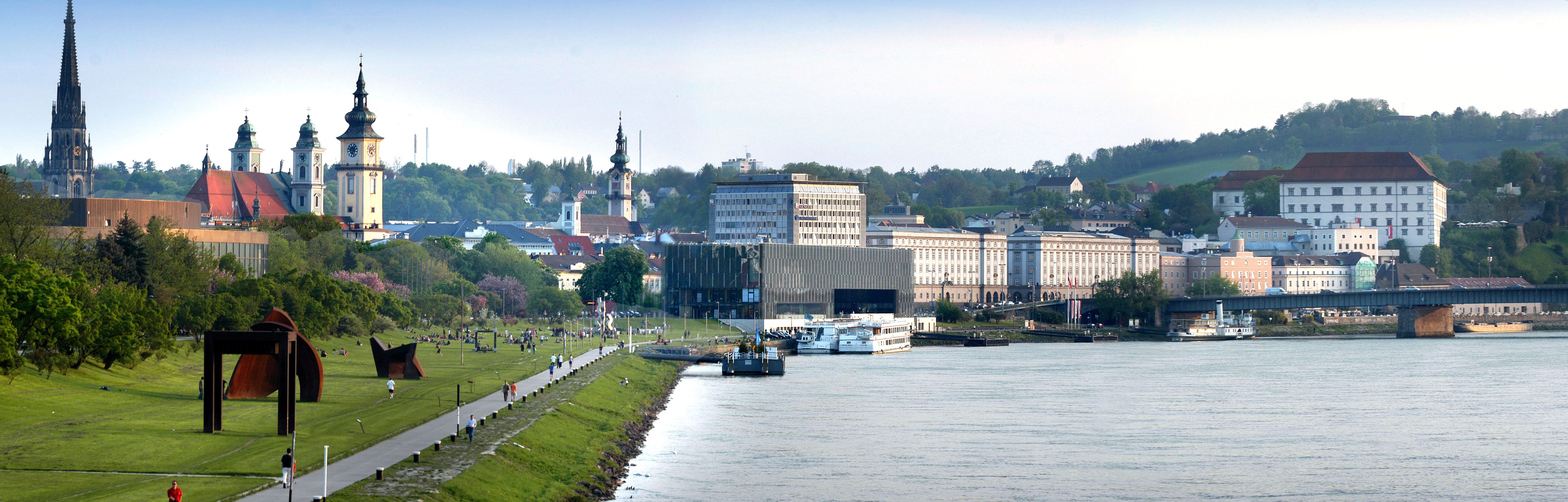 Panoráma Linzu s Dunajom, kostolmi a modernou architektúrou.