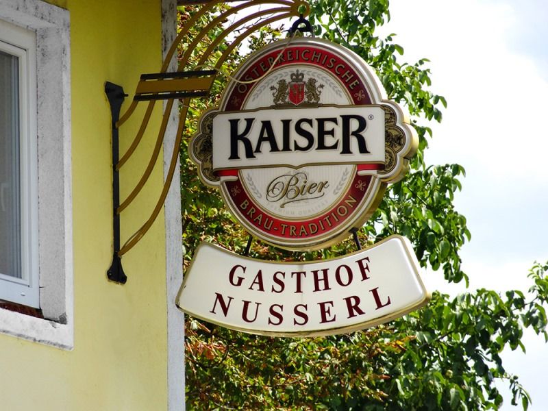 Nápis Gasthof Nusserl s logom Kaiser Bier.