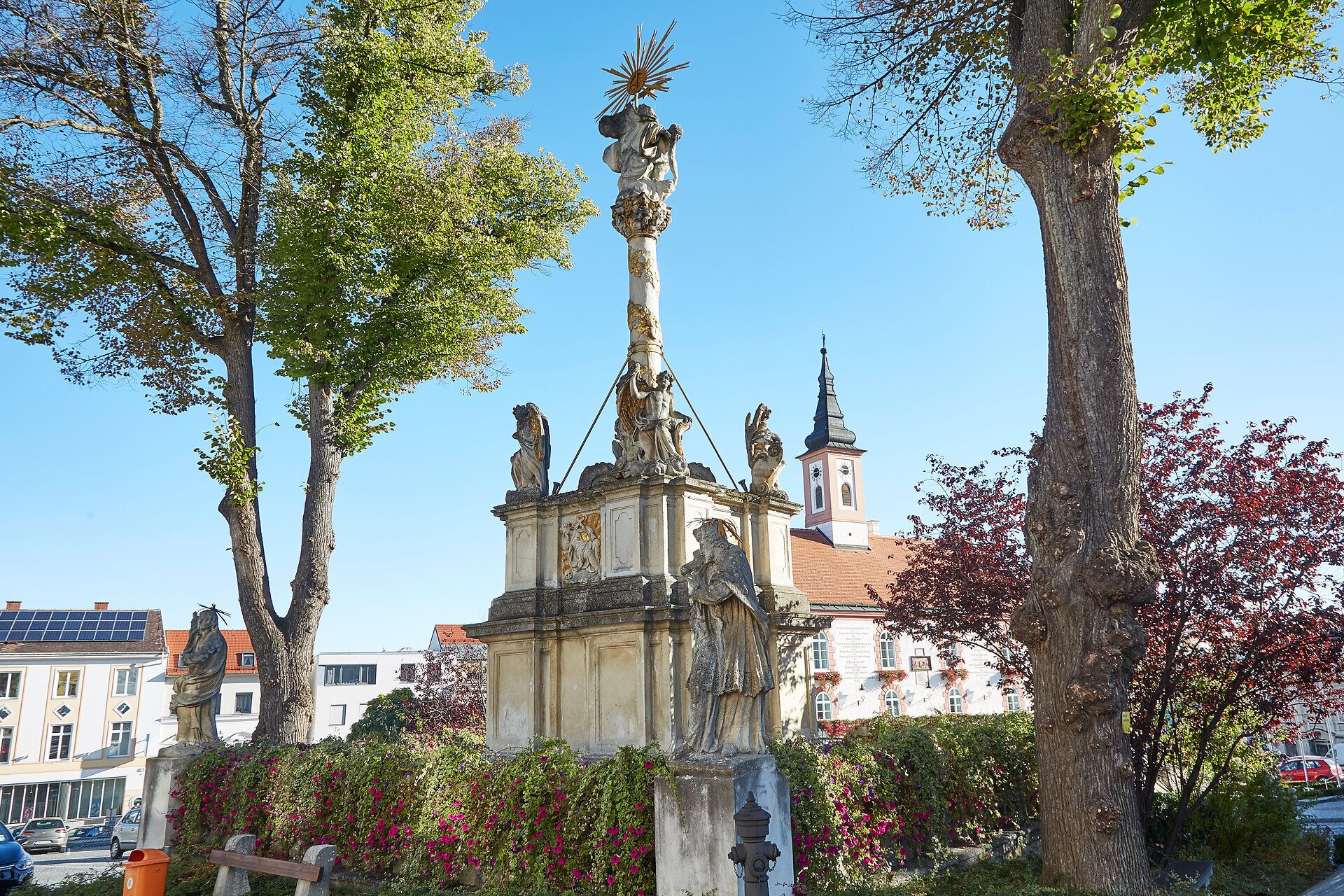 V malebnom opevnenom mestečku Waidhofen an der Thaya stojí impozantný pamätník obklopený sviežou zeleňou a farebnými kvetmi. Žiarivé slnko kúpe scenériu v teplom svetle a pozýva vás vychutnať si historickú atmosféru a krásu okolia.