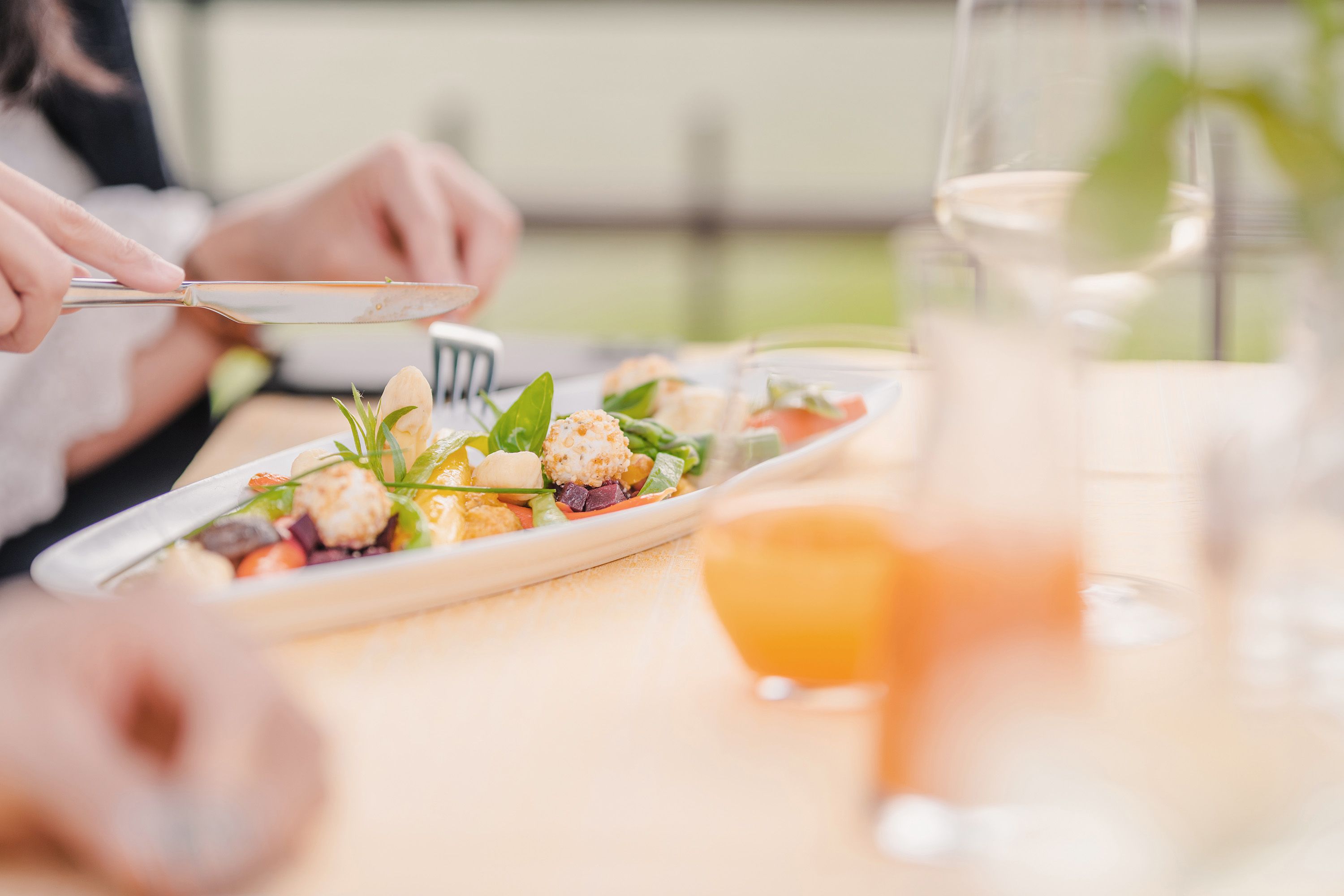Zdobený tanier s predjedlom a marhuľovou šťavou v pozadí