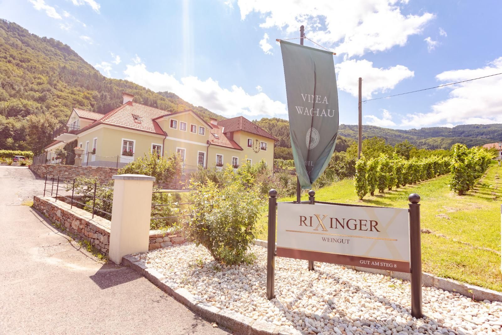 Vinárstvo Rixinger s budovou a viničom v pozadí.