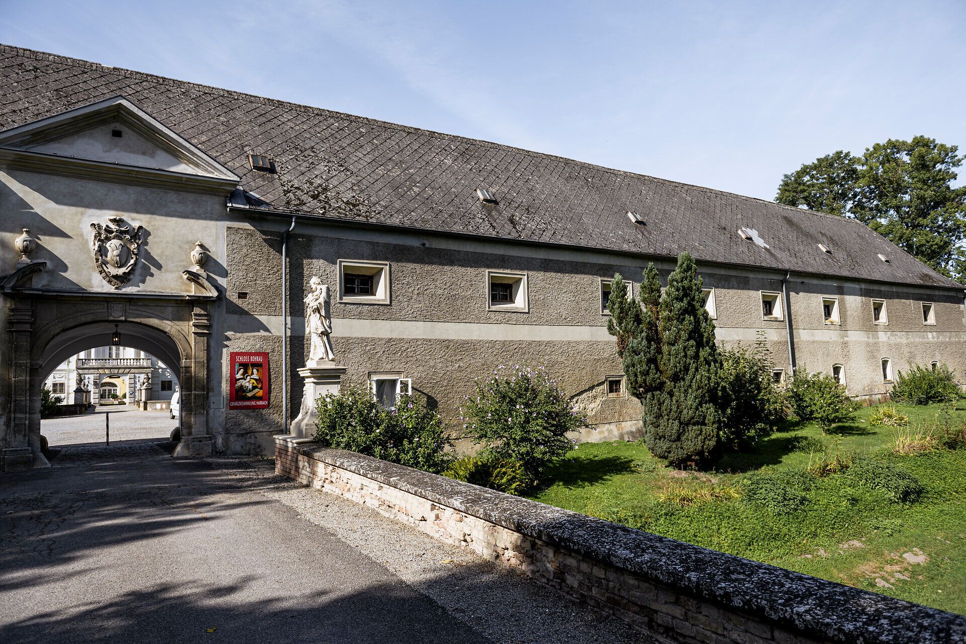 Most a pohľad na vnútorné nádvorie hradu Rohrau. 